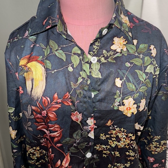 Floral Button down silk like top size small - Picture 2 of 3